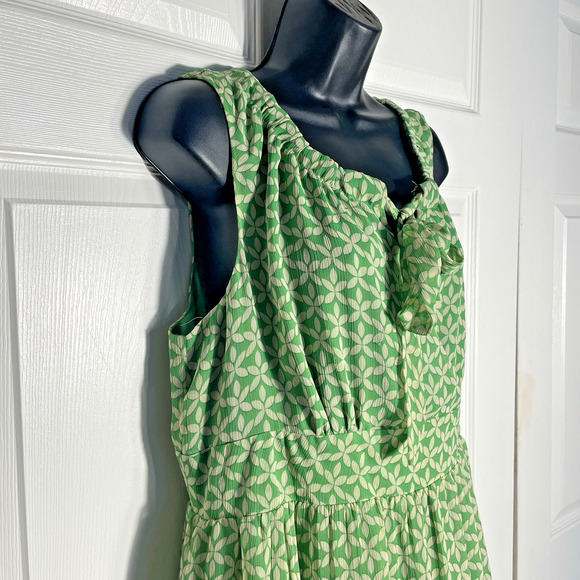 Green Patterned Sleeveless Dress - Picture 2 of 11